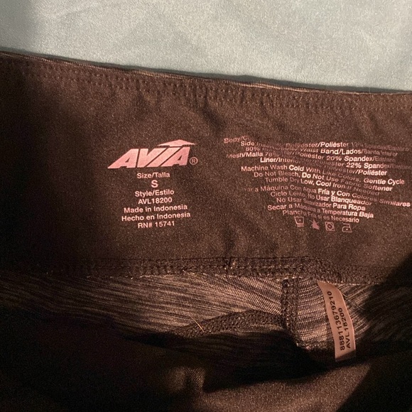 Grey tight fit workout shorts with small pockets in the side - Picture 3 of 3